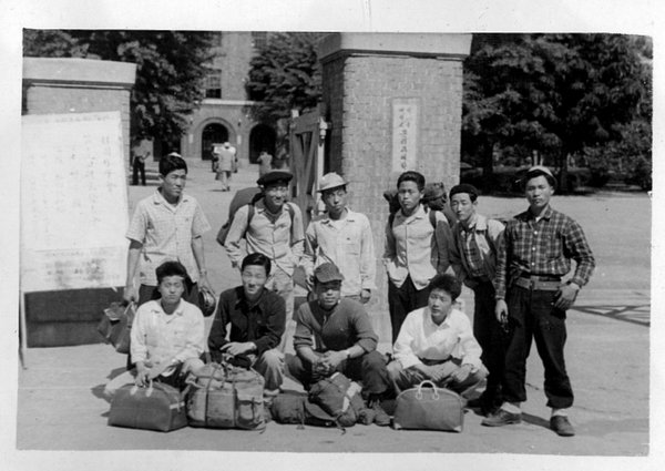 1956년 서울대 문리대 학부시절의 박상대 교수(맨 오른쪽).jpg 이미지입니다.